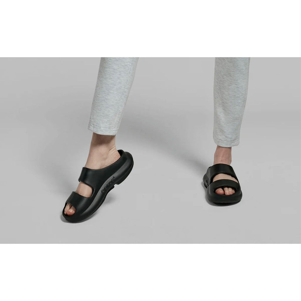 Oofos OOyea Women's Recovery Slide Sandals Black