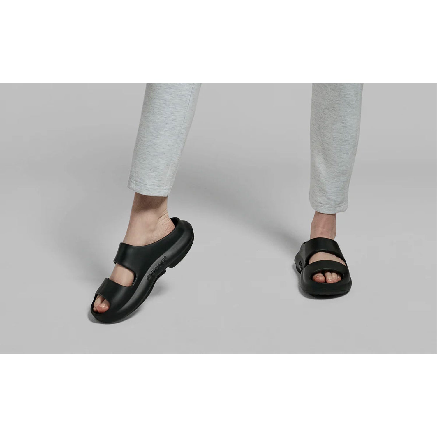 Oofos OOyea Women's Recovery Slide Sandals Black