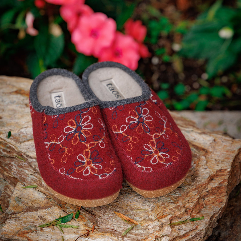 Taos Woolflower Women's Clogs Cranberry